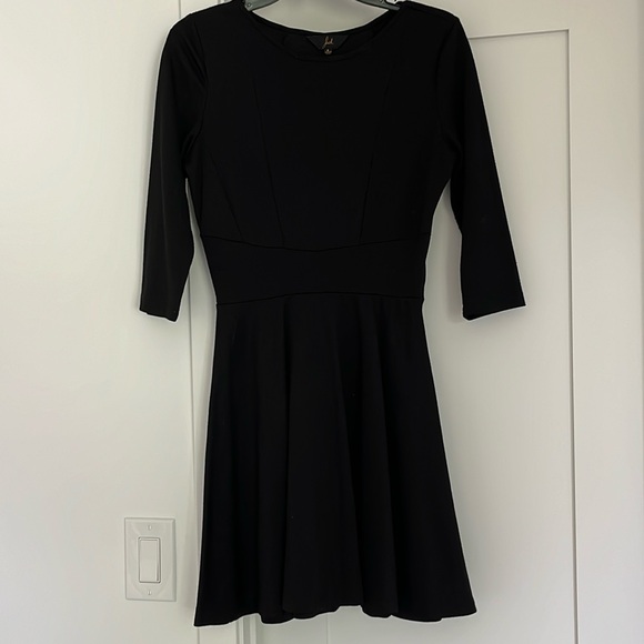 Classic, black dress with cutout. Size 4 - Picture 1 of 3